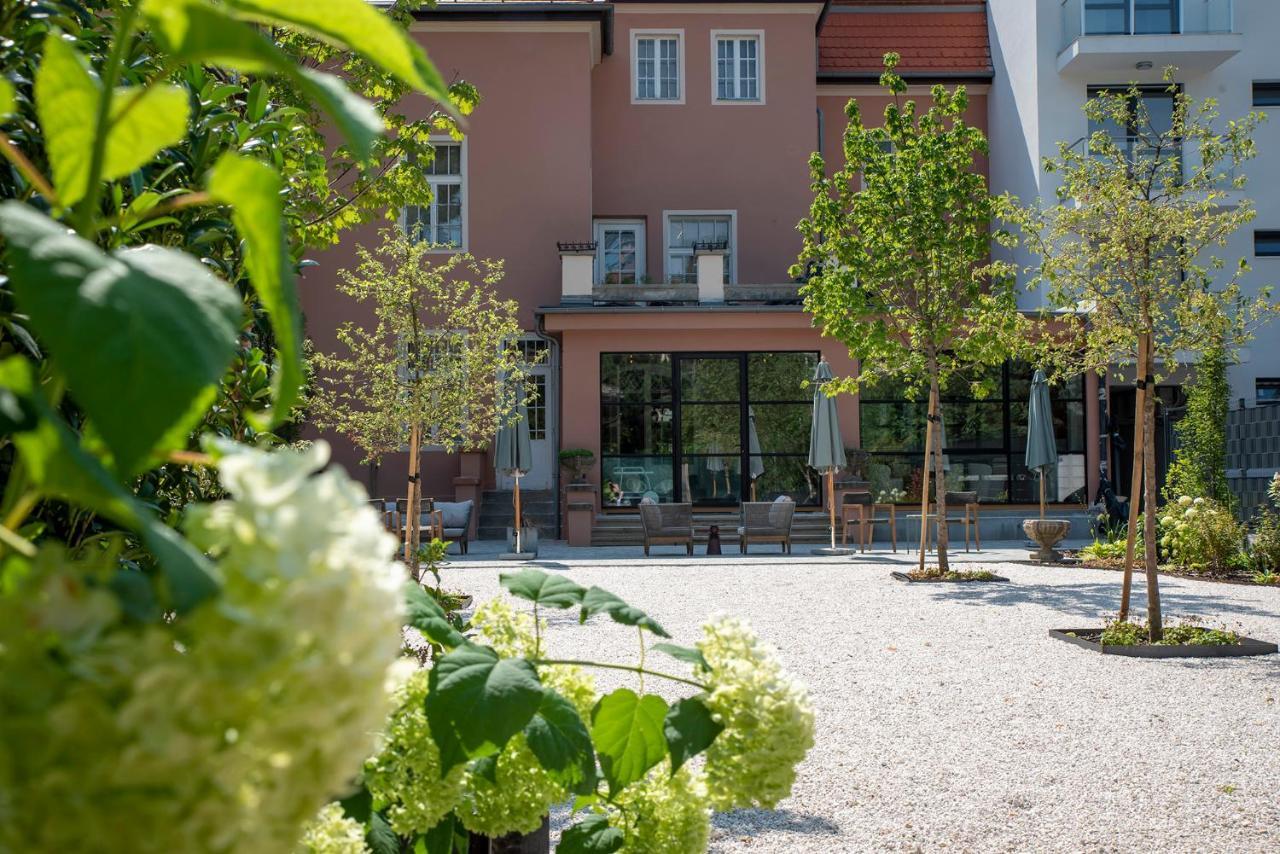 Nest Hotel Дьор Екстериор снимка